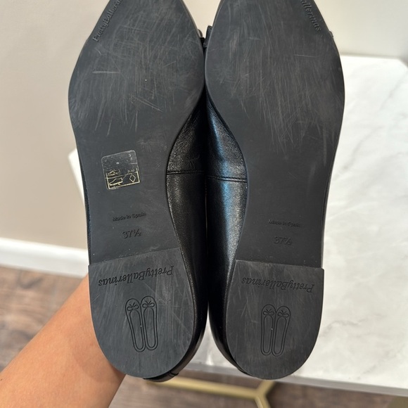 🔥Pretty Ballerinas Black Pointed Toe Flats with Chain Detail🔥 - Picture 3 of 4